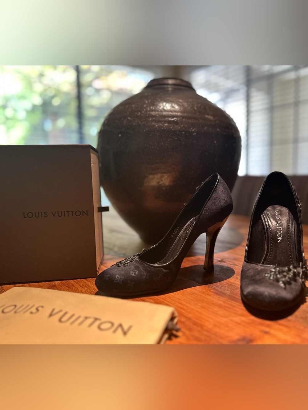 Louis Vuitton Black Satin
Monogram Pump Floral
Rhinestones EU 37.5
